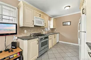 39 Primrose Dr, New Hyde Park, NY 11040 - Photo 7