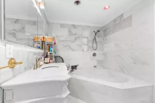 6 Channel Dr, Great Neck, NY 11024 - Photo 23