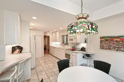 19 Frost Pond Drive, Roslyn, NY 11576 - Photo 9