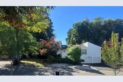 16 Carriage Road, Great Neck, NY 11024 - Photo 3