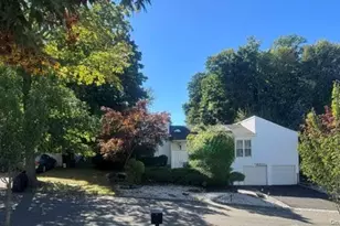 16 Carriage Rd, Great Neck, NY 11024 - Photo 3