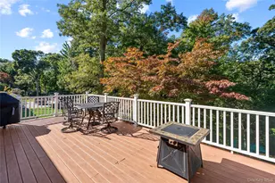 28 Peacock Ln, Commack, NY 11725 - Photo 31
