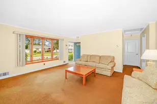 42 Peachtree Ln, Huntington Station, NY 11746 - Photo 7