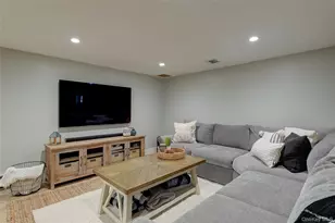 31 Garden Cir, Syosset, NY 11791 - Photo 15