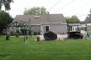 92 Split Cedar Dr, Islandia, NY 11749 - Photo 15