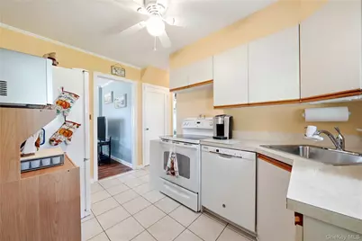 305 W Nicholai Street, Hicksville, NY 11801 - Photo 11