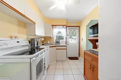 305 W Nicholai Street, Hicksville, NY 11801 - Photo 13