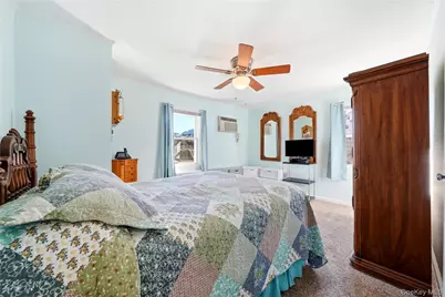 305 W Nicholai Street, Hicksville, NY 11801 - Photo 17