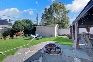 53 Spindle Rd, Hicksville, NY 11801 - Photo 17