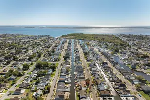 644 S 8th St, Lindenhurst, NY 11757 - Photo 3