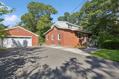 9 Plandome Place, Selden, NY 11784 - Photo 5