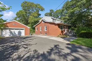 9 Plandome Pl, Selden, NY 11784 - Photo 5