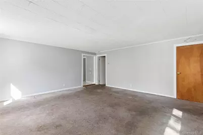 9 Plandome Place, Selden, NY 11784 - Photo 7
