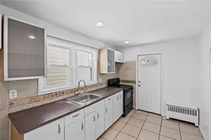 20 Buchanan Ave, Wheatley Heights, NY 11798 - Photo 9