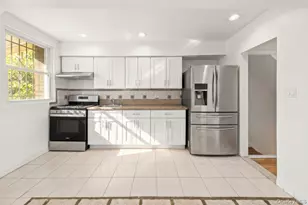 194-11 Station Rd, Flushing, NY 11358 - Photo 13