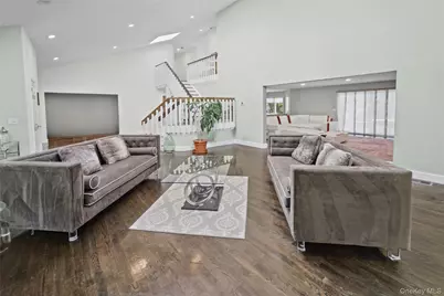 17 Scenic View Court W, Dix Hills, NY 11746 - Photo 3