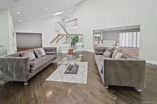 17 Scenic View Ct W, Dix Hills, NY 11746 - Photo 3
