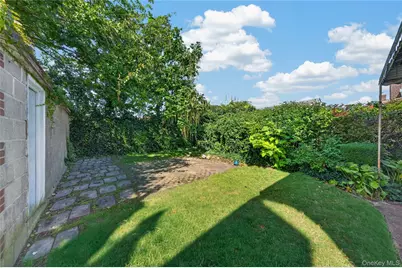 31 Circle Drive W, Elmont, NY 11003 - Photo 19