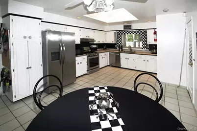 16 Argyle Place, Smithtown, NY 11787 - Photo 13