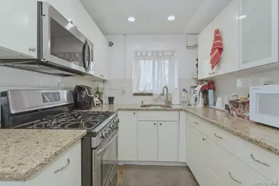222 Smith Street #2E, Freeport, NY 11520 - Photo 5