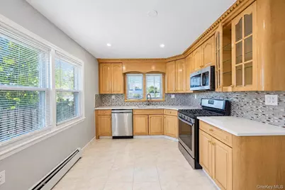 180 N 7th Street, Lindenhurst, NY 11757 - Photo 3