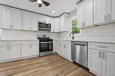 14 Corona Road, Sound Beach, NY 11789 - Photo 9