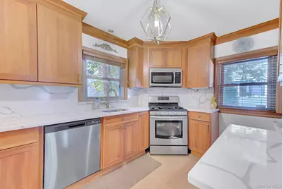 258 Rider Avenue, Malverne, NY 11565 - Photo 11