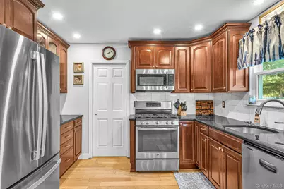 9 Alyssa Court, Holbrook, NY 11741 - Photo 5