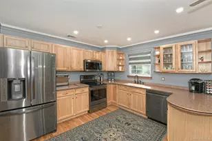 81 C Robinson Ave, Medford, NY 11763 - Photo 9
