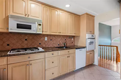 34 Knoll Street, Lindenhurst, NY 11757 - Photo 11