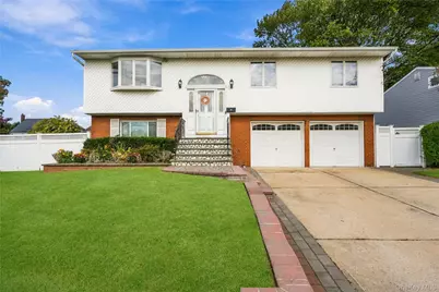 34 Knoll Street, Lindenhurst, NY 11757 - Photo 1