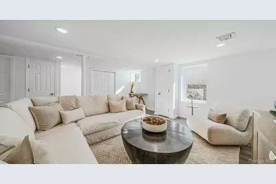 340 N Indiana Avenue, Lindenhurst, NY 11757 - Photo 15