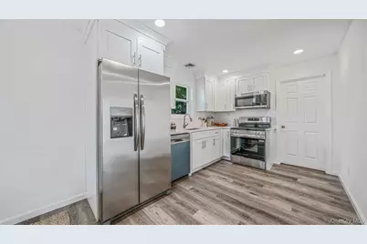 340 N Indiana Avenue, Lindenhurst, NY 11757 - Photo 3