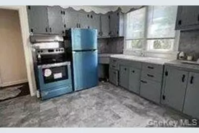 105 Hawkins Boulevard, Copiague, NY 11726 - Photo 5