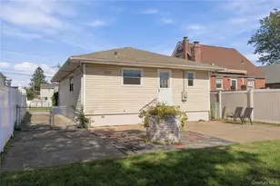 231 E Clearwater Rd, Lindenhurst, NY 11757 - Photo 15