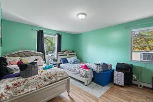 81 Bushwick Ave, Central Islip, NY 11722 - Photo 23