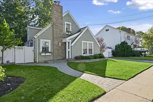 76 Powell Pl, Farmingdale, NY 11735 - Photo 31