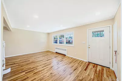 1025 N Greene Avenue, Lindenhurst, NY 11757 - Photo 5