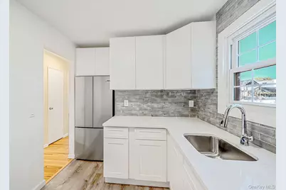 1025 N Greene Avenue, Lindenhurst, NY 11757 - Photo 9