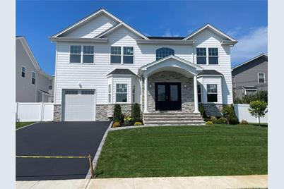 150 Southwood Circle, Syosset, NY 11791 - Photo 1