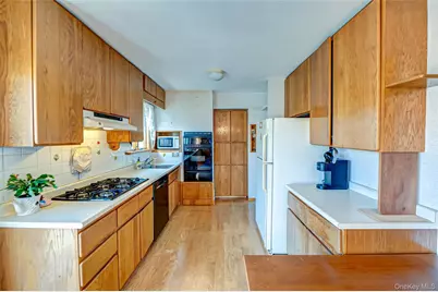 305 West 20th Street, Deer Park, NY 11729 - Photo 5