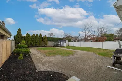 224 E Roslyn Street E, Islip Terrace, NY 11752 - Photo 35