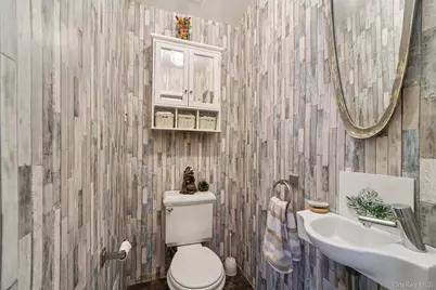 24 Pamela Lane, New Rochelle, NY 10804 - Photo 13