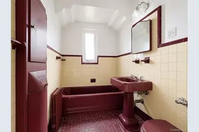 8414 Eliot Avenue, Middle Village, NY 11379 - Photo 17