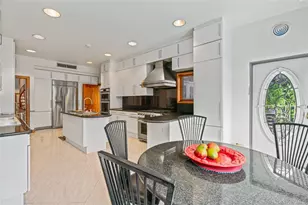 6 Summit Pl, Whitestone, NY 11357 - Photo 11