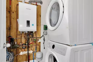 823 Venetian Blvd, Lindenhurst, NY 11757 - Photo 13