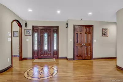 241 Willetts Lane, West Islip, NY 11795 - Photo 9