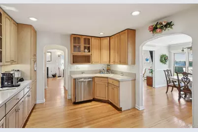 230 W Islip Road, West Islip, NY 11795 - Photo 15
