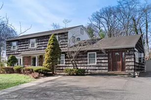 28 Sycamore Ln, Commack, NY 11725 - Photo 3