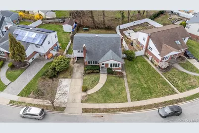 18 Hilary Lane, Westbury, NY 11590 - Photo 25